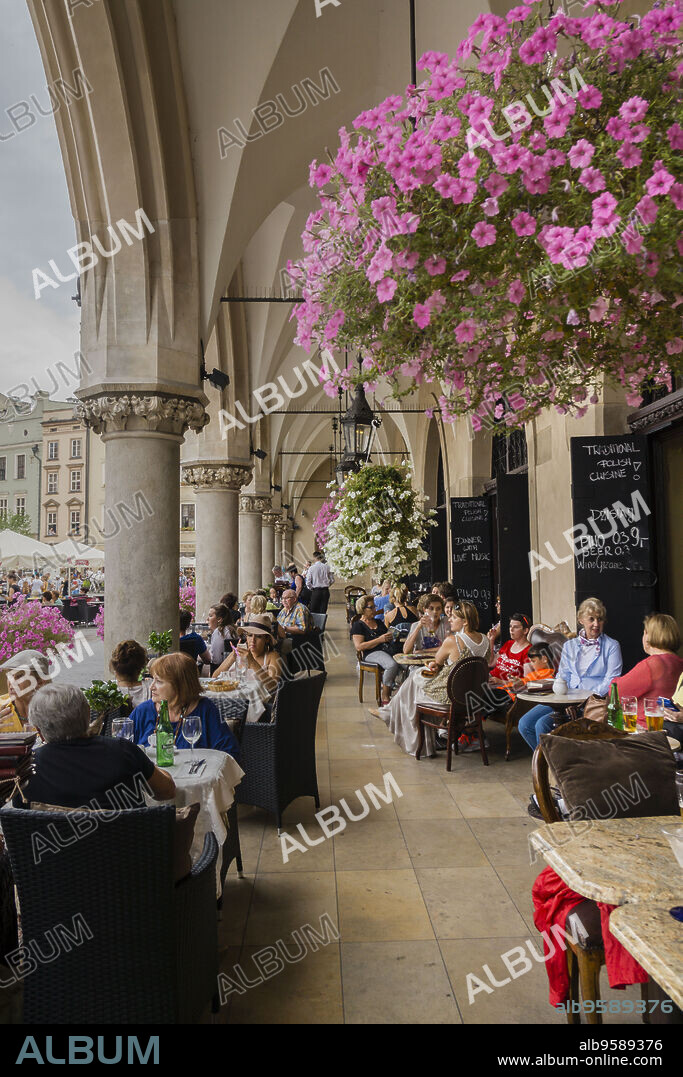 cafeterias de Sukiennice,Rynek Gówny , plaza del mercado, Cracovia , voivodato de Pequeña Polonia,Polonia, eastern europe.
