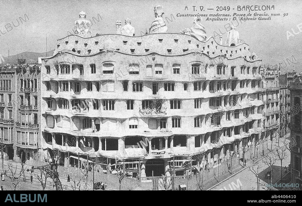 Casa Milà de Gaudí en construcción, Barcelona, hacia 1910.