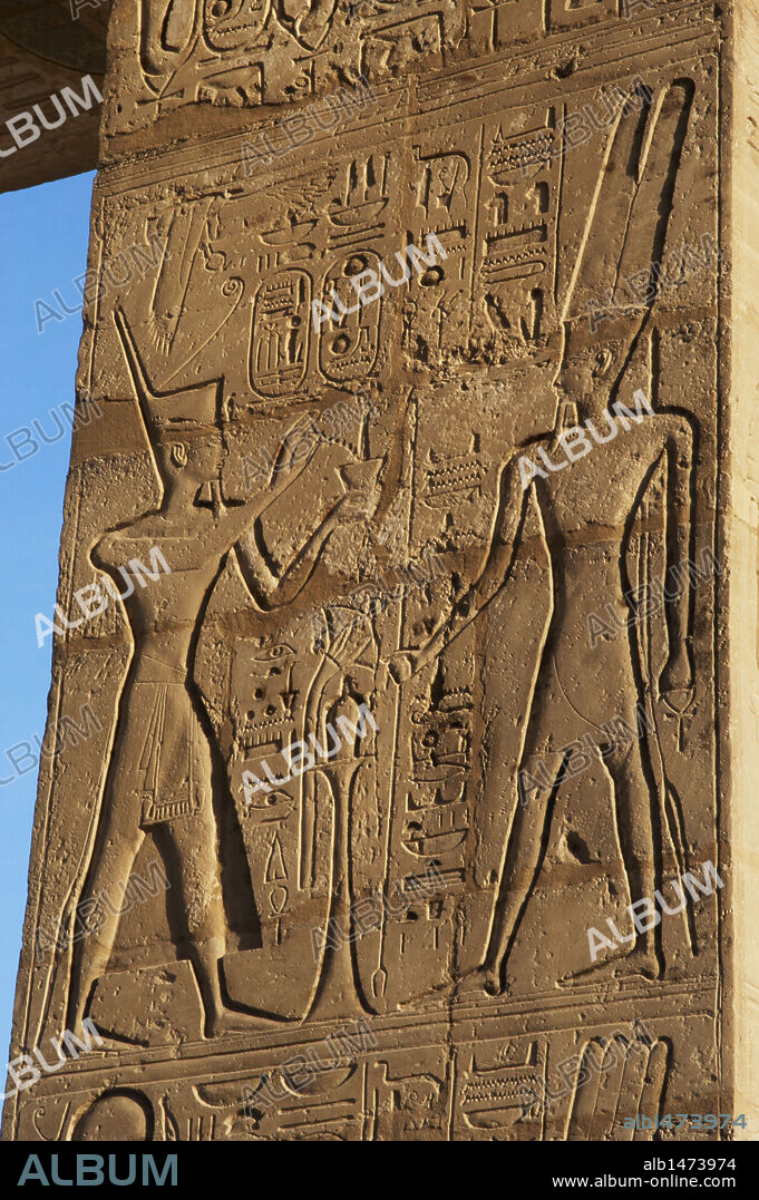 ARTE EGIPCIO. EGIPTO. TEMPLO MORTUORIO DE RAMSES II o RAMESEUM (RAMESSEUM). 19 Dinastía. Imperio Nuevo. Siglo XIII a. C. Necrópolis de Tebas). Valle de los Reyes. Ribera occidental del Río Nilo. Relieve con la representación de del FARAON realizando ofrendas al dios AMON. Egipto.