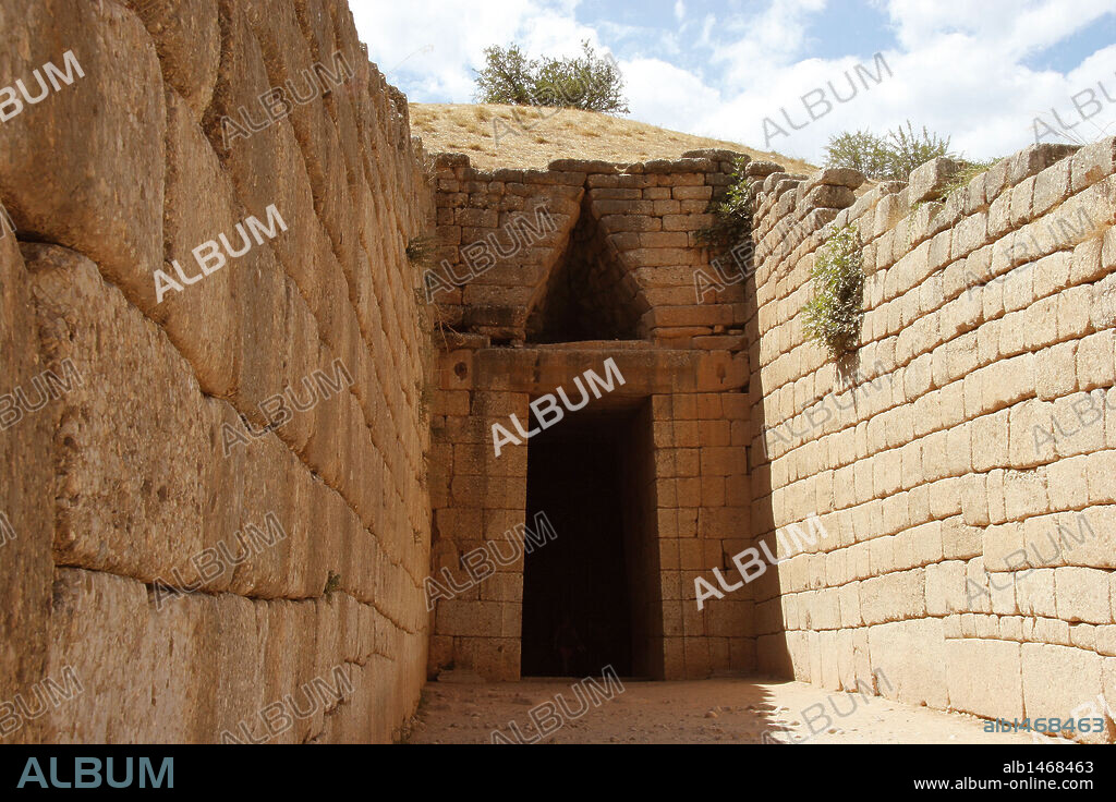 ARTE MICENICO. GRECIA. TUMBA o TESORO DE ATREO o DE AGAMENON (h. 1250 a. C.). Obra maestra de la arquitectura micénica (finales s. XIV a. C.). Vista de la puerta coronada por dos arquitrabes y por un triángulo de descarga. MICENAS. Provincia Argólida. Región Peloponeso.