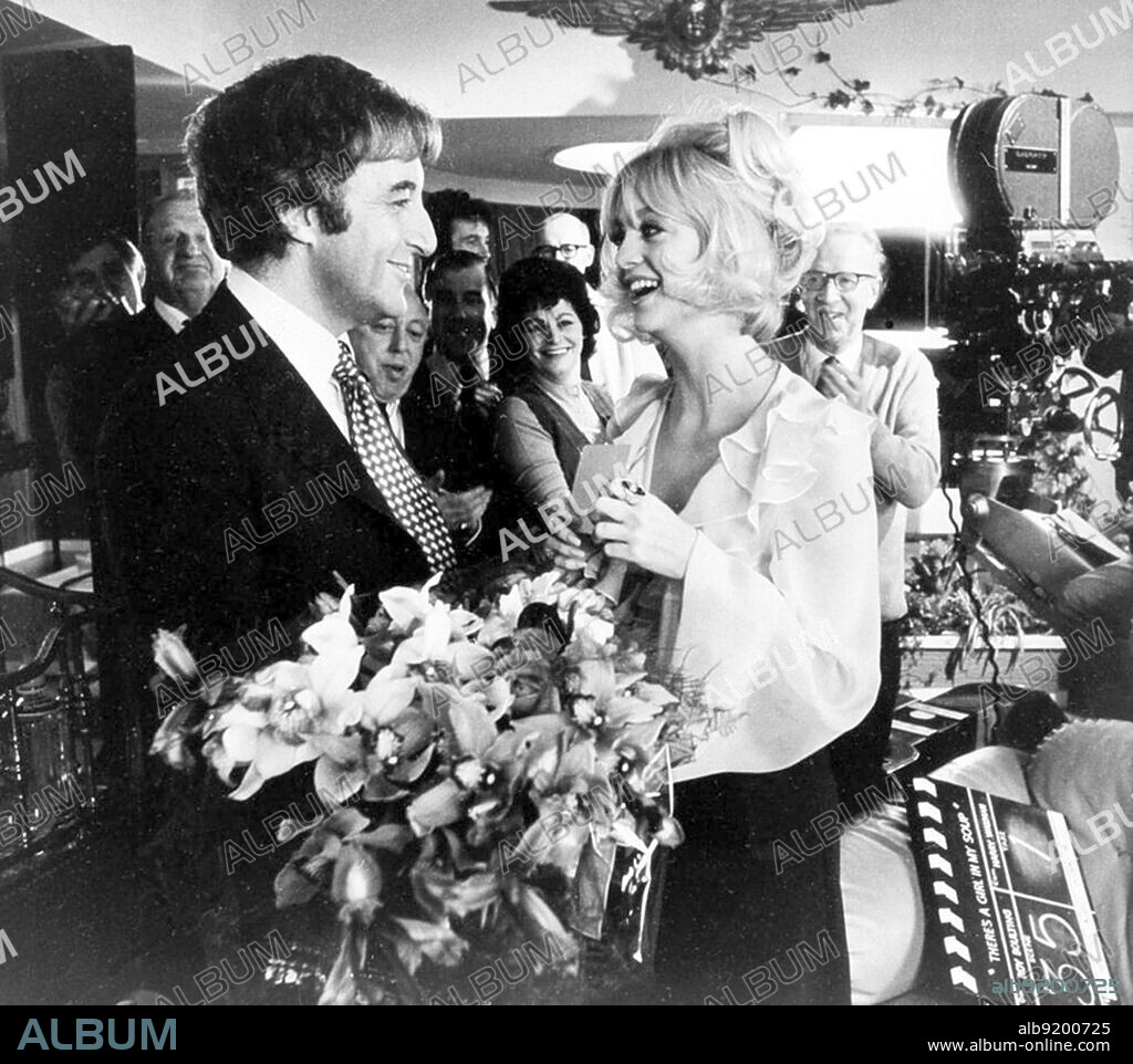 GOLDIE HAWN and PETER SELLERS in THERE'S A GIRL IN MY SOUP, 1970, directed by ROY BOULTING. Copyright COLUMBIA PICTURES.