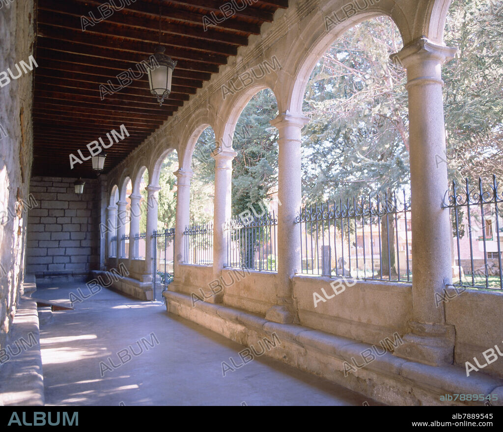 INTERIOR - PORTICO RENACENTISTA DE LA IGLESIA PARROQUIAL - S XVI.