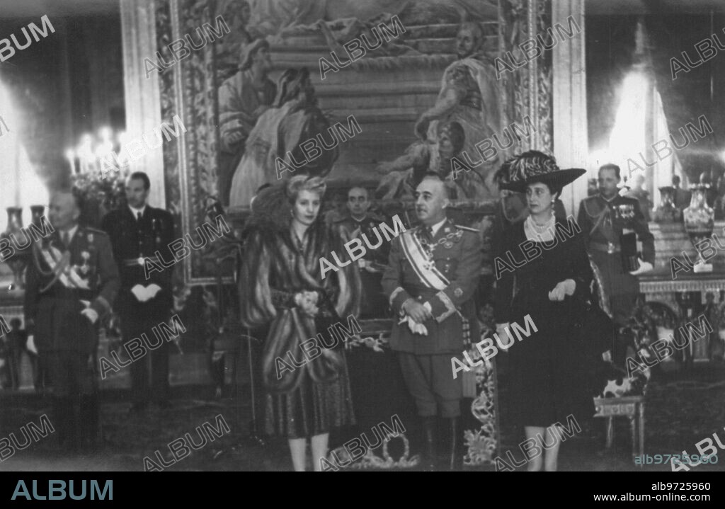 Madrid, junio de 1947. La argentina Eva Duarte de Perón, con Franco y doña Carmen Polo.