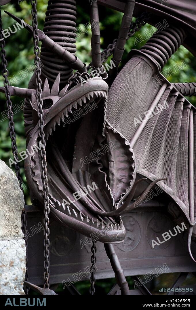 ANTONI GAUDÍ. FINCA GÜELL. REJA ENTRADA.DETALLE DRAGON.