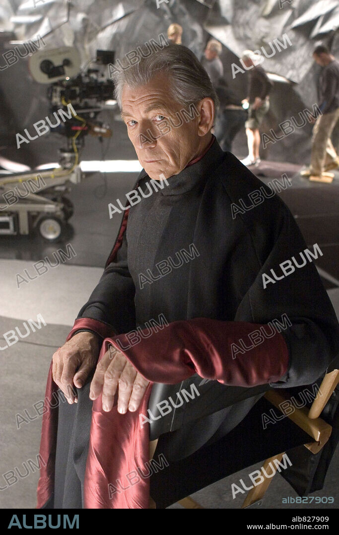 HALLE BERRY, HUGH JACKMAN and IAN McKELLEN in X-MEN: THE LAST STAND, 2006, directed by BRETT RATNER. Copyright 20TH CENTURY FOX.