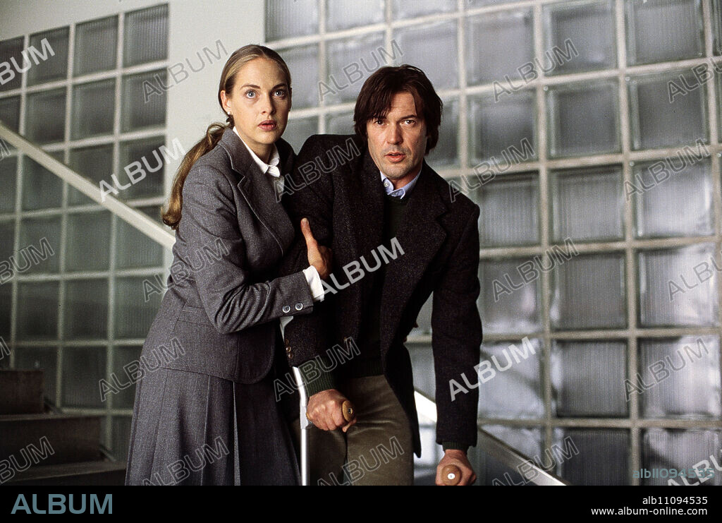 THE DANCE WITH THE DEVIL - THE KIDNAPPING OF RICHARD OETKER / In 2 parts Germany 2001 / Peter Keglevic Richard Oetker is seriously injured after his kidnapping. He does everything he can to find the perpetrator. Scene with SOPHIE VON KESSEL (Christine) and SEBASTIAN KOCH (Richard Oetker). V / Headline: THE DANCE WITH THE DEVIL - THE KIDNAPPING OF RICHARD OETKER / Germany 2001.