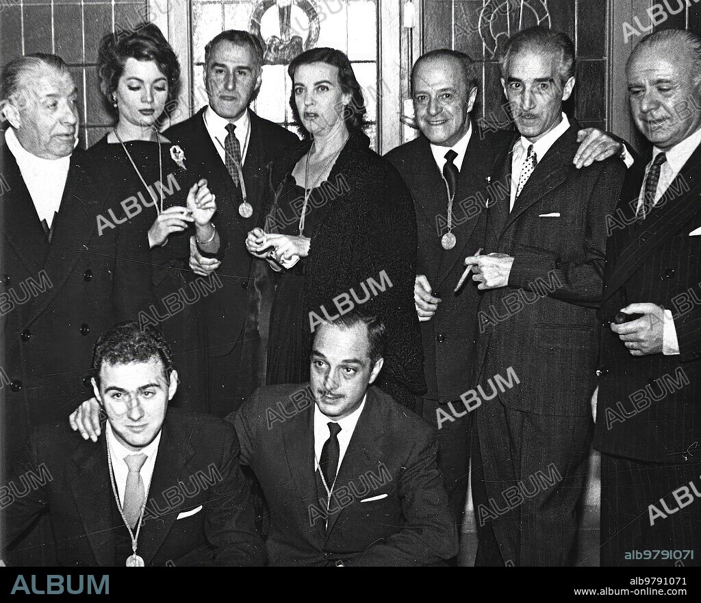 November 1957. Awarded. Miguel Ligero, Sarita Montiel, Luis Escobar, Amelia de la Torre, José Cubiles, Regino Sainz de la maza and José Iturbi -Standing-, and Gustavo Pérez Puig and José María Rodero -Seated-, after Serles Imposed the gold medal of the Fine Arts circle at the end of the festival that, for the benefit of Valencia, was held at the Madrid theater.