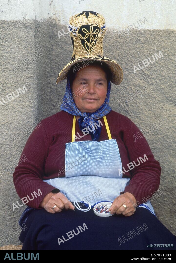 ARTESANA CON GORRO DE VIUDA.