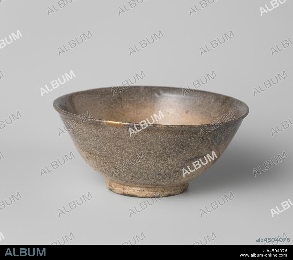 Tea bowl with a gray glaze, Tea bowl made of stoneware, covered with a gray cream-colored crackled glaze. Eight proen on the bottom, twice a gold lacquer restoration in the edge. Old label on the bottom with 'W136'. Komogai., anonymous, Korea, c. 1600 - c. 1699, Joseon dynasty (1392–1910), stoneware, glaze, vitrification, h 6.9 cm d 16.2 cm d 7 cm.