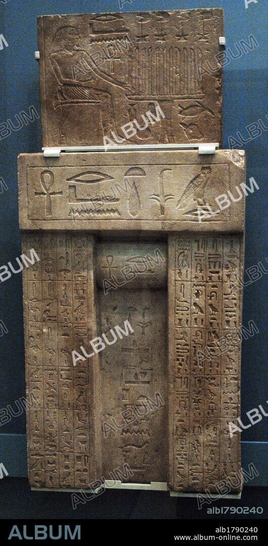 ARTE EGIPCIO. IMPERIO ANTIGUO. V DINASTIA. FALSA PUERTA ESTELA DE NIANKHRE. Fechada hacia el año 2450 a. C. Pequeña falsa puerta de piedra caliza procedente de la mastaba del Superintendente de peluqueros del Palacio Niankhre. El relieve del panel superior se representa all DIFUNTO SENTADO ANTE LA MESA DE OFRENDAS. El nicho central y los laterales de la puerta están decorados con inscripciones jeroglíficas de ofrendas funerarias al dios Anubis. Procede de Saqqara. Museo Británico. Londres. Inglaterra. Reino Unido.