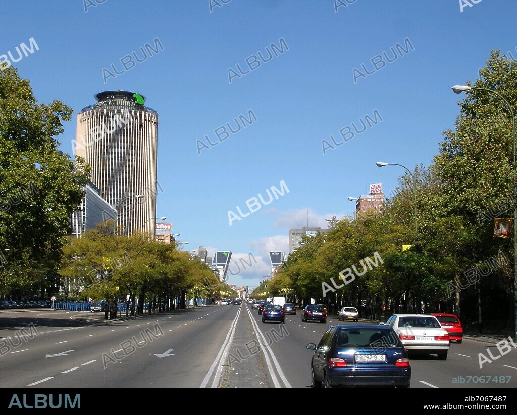 PASEO DE LA CASTELLANA CON TORRE EUROPA Y LAS TORRES KIO AL FONDO.