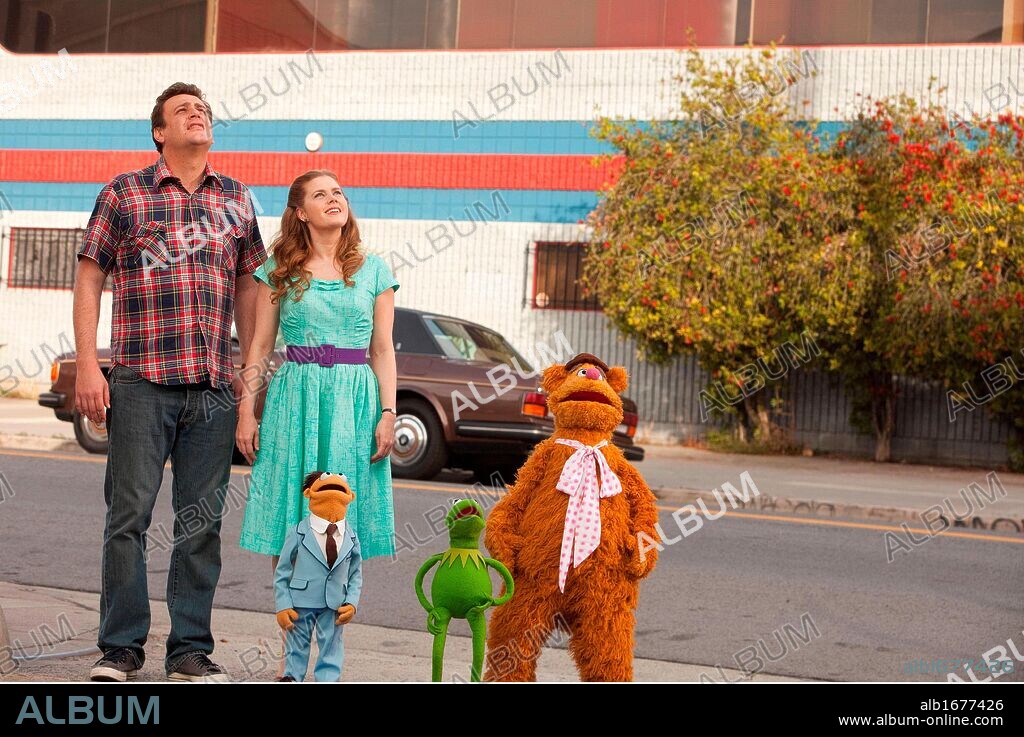 AMY ADAMS and JASON SEGEL in THE MUPPETS, 2011, directed by JAMES BOBIN. Copyright WALT DISNEY PICTURES.