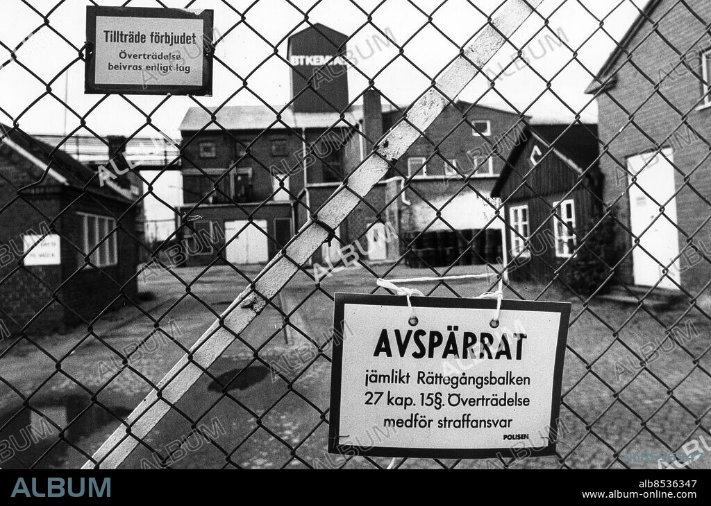TECKOMATORP 1977 - Avspärrning vid BT Kemi i Teckomatorp. Företaget, som tillverkade ogräsbekämpningsmedel, grävde ner gifttunnor inom fabriksområdet. Foto: Per Lindström Kod: 60 . COPYRIGHT SCANPIX SWEDEN.