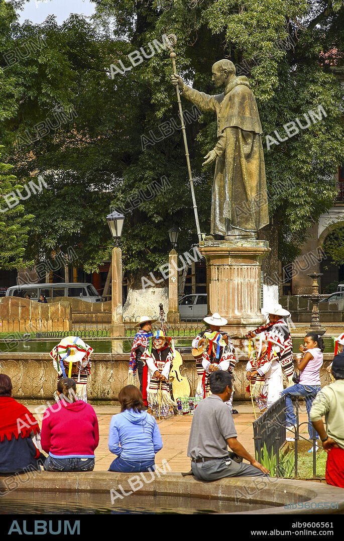 Baile del viejito (tradicional Purepecha) en la plaza Vasco de Quiroga. Pátzcuaro. Estado de Micchoacán.Mexico.
