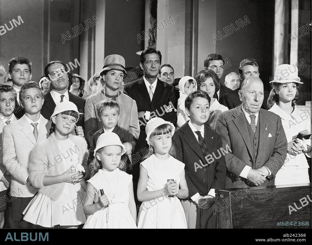 ALBERTO CLOSAS, AMPARO SOLER LEAL, JOSE ISBERT and JOSE LUIS LOPEZ VAZQUEZ in THE BIG FAMILY, 1962 (LA GRAN FAMILIA), directed by FERNANDO PALACIOS. Copyright PEDRO MASO P.C.