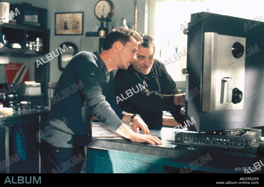 EDWARD NORTON y ROBERT DE NIRO en SCORE, THE [UN GOLPE MAESTRO], 2001 (THE SCORE), dirigida por FRANK OZ. Copyright MANDALAY PICTURES / CARUSO, PHILLIP.