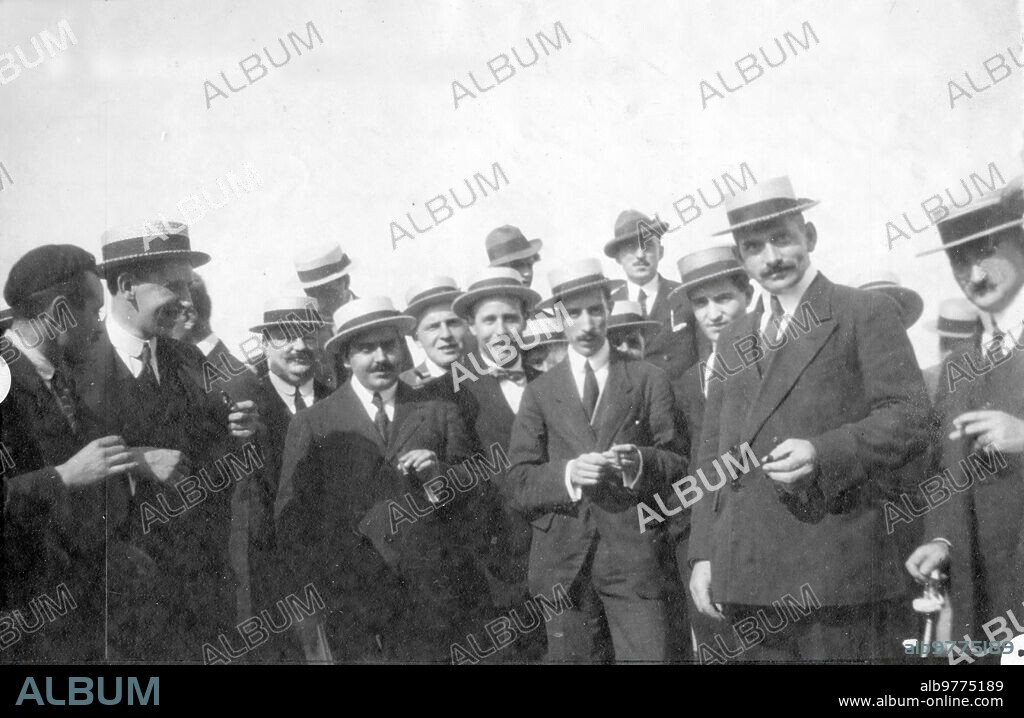 Agosto 1916. Homenaje A un Periodista. El redactor de Abc D. Juan Pujol (X), Rodeado de Varios Compañeros, al salir del banquete con que Fue agasajado en Santander en el restaurante Miramar del sardinero.