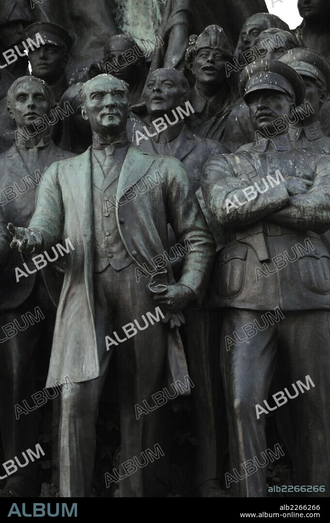 Turquía. Estambul. Monumento a la República, realizado en 1928 por Pietro Canonica (1869-1959). Conmemora la creación de la República Turca en 1923. Detalle del grupo de estatuas, donde destaca Kemal Atatürk, Ismet Inönü y Fevzi Cakmak vestidos con ropa moderna occidental europea. Plaza Taksim.