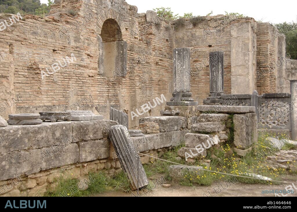 ARTE GRIEGO. GRECIA. SANTUARIO DE OLIMPIA. Vista de las ruinas del TALLER DE FIDIAS, uno de los edificio mejor conservados. Fue construido en el año 430 a. C. para albergar la estatua crisoelefantina de Zeus. En el s. V Teodosio II transformó el edificio en una iglesia paleocristiana. Provincia de Ilía. Región del Peloponeso.