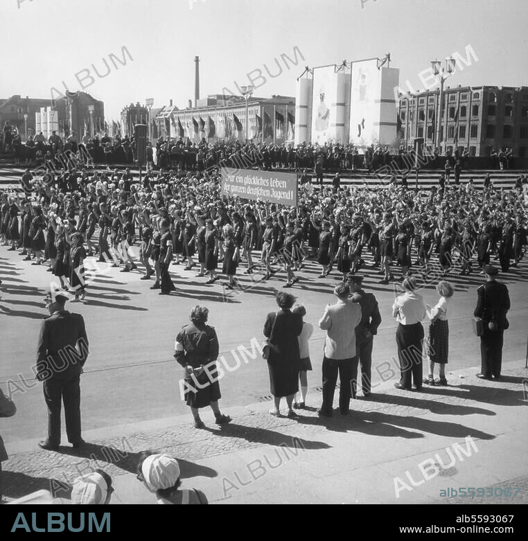 Berlin, 6. Mai 1954. Pfingsttreffen der FDJ (Freie Deutsche Jugend) in Ost-Berlin. Kundgebung auf dem Marx-Engels-Platz. Foto.