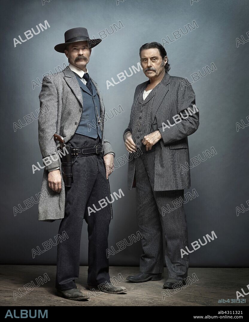 IAN McSHANE y TIMOTHY OLYPHANT en DEADWOOD: LA PELICULA, 2019 (DEADWOOD), dirigida por DANIEL MINAHAN. Copyright HBO FILMS.