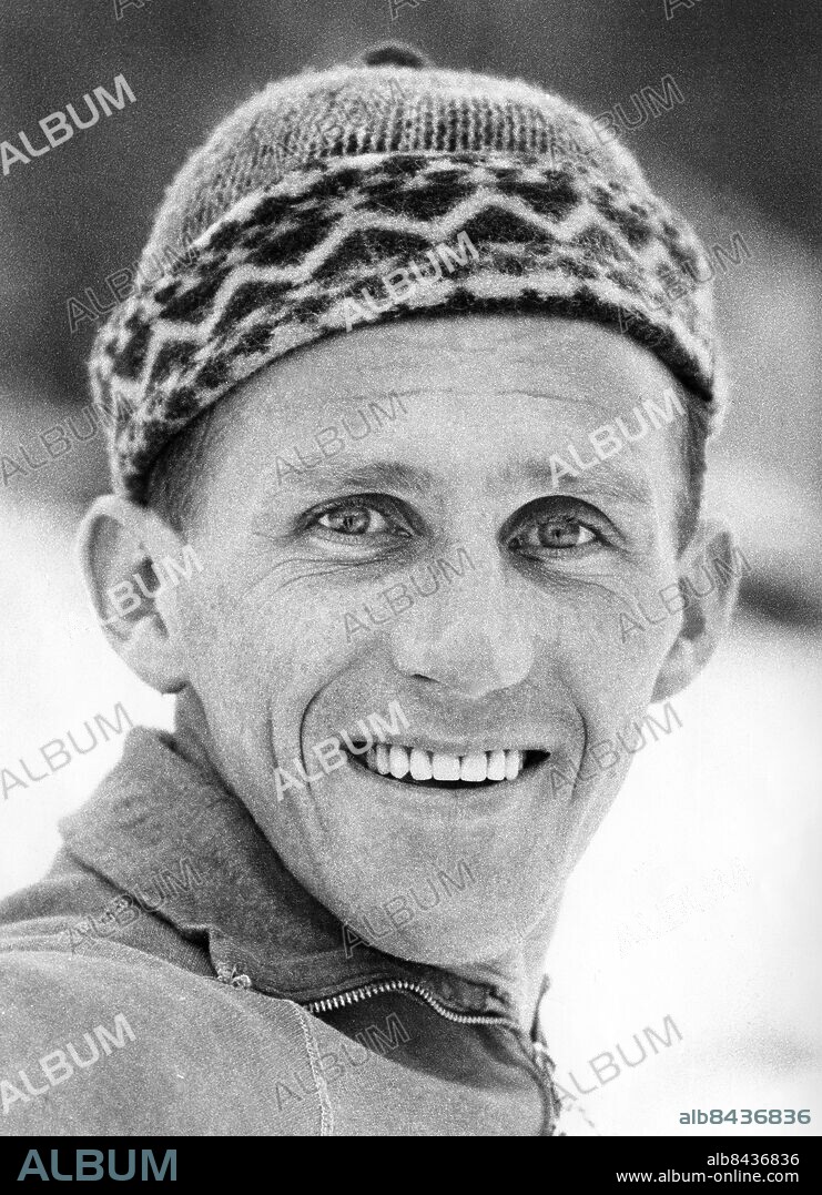 LIMA 1960-01-15.. Sixten Jernberg, skidåkare.. Foto: Jarl Ekenryd / RiR / SVT / Kod: 5600. Bild publ. i RiR 5/60 omslag.. Reportage publ. i RiR 5/60 sid. 9-11 inför TV-programmet Indiankvinnans dal och radioprogram.. RiR 15306 sv/v. Mapp: Jernberg, Sixten . Mössor.