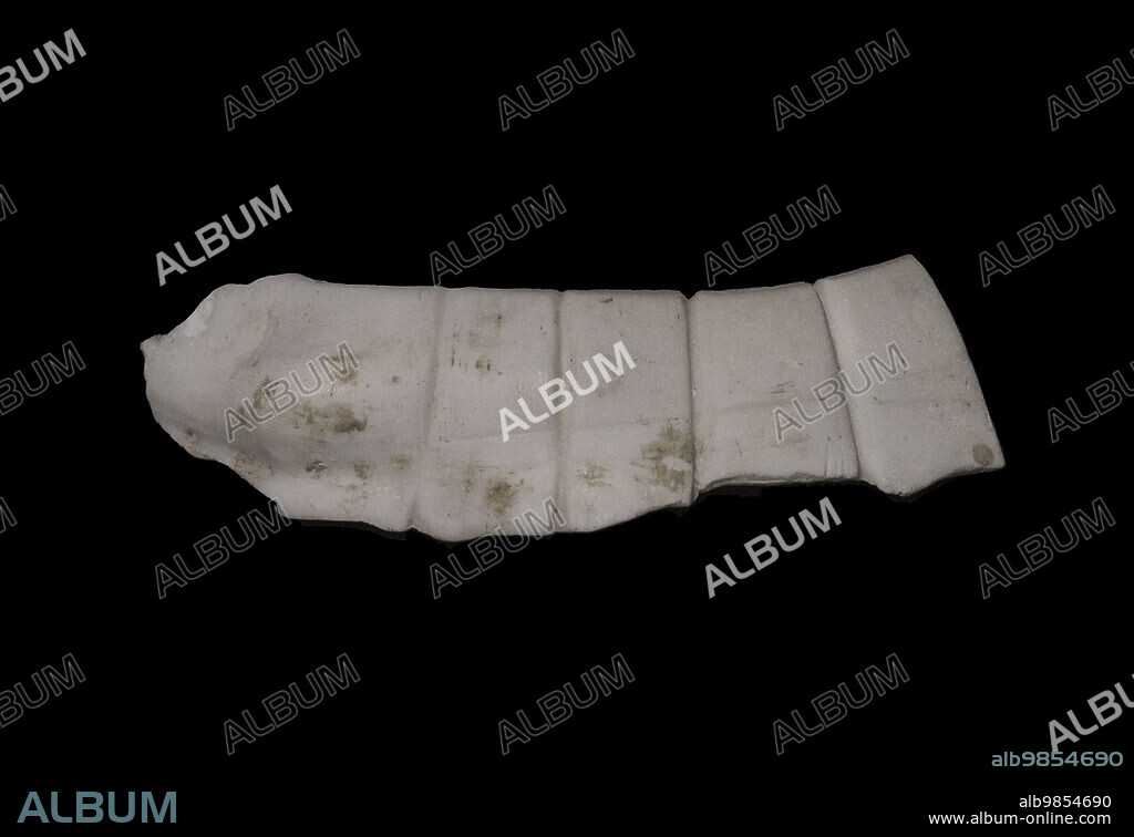 Prehistoria. Edad de los Templos (4000 al 2500 a.C.). Malta. Hueso grabado con surcos verticales paralelos. Procedencia desconocida. Museo Nacional de Arqueología. La Valeta. Malta.
