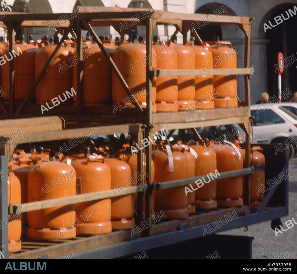 CAMION DE REPARTO DE BOTELLAS DE BUTANO.