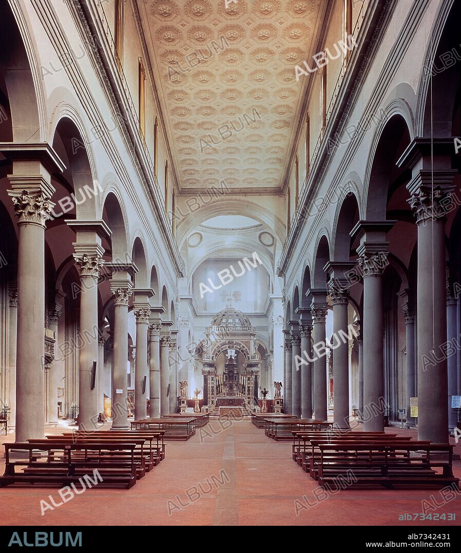 FILIPPO BRUNELLESCHI (1377-1446). VISTA DE LA NAVE CENTRAL DESDE LA ENTRADA, AL FONDO EL BALDAQUINO BARROCO AÑADIDO EN 1601.