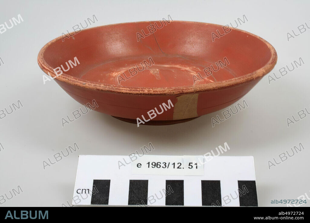 Plate of terra sigillata, form Drag. 31, with stamp G.ALBINVS.F. (Albinus, South Gallic, Nero-Vespasian). Large bonding, plate, earthenware, terra sigillata, h: 5 cm, diam: 19.4 cm, roman 54-79 AD, Netherlands, Gelderland, Geldermalsen, Geldermalsen, France.