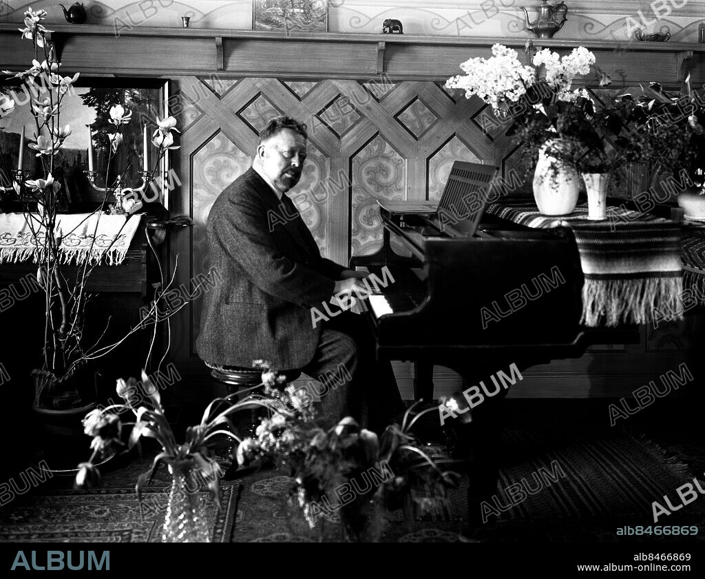 ARKIV 1924 . Tonsättaren och musikkritikern i Dagens Nyheter Wilhelm Peterson-Berger (1867-1942) vid pianot i sitt hem på Frösön.. Swedish composer and music reviewer Wilhelm Peterson-Berger (1867-1942) at his home at Frösön.. Foto: TT / Kod 1900.