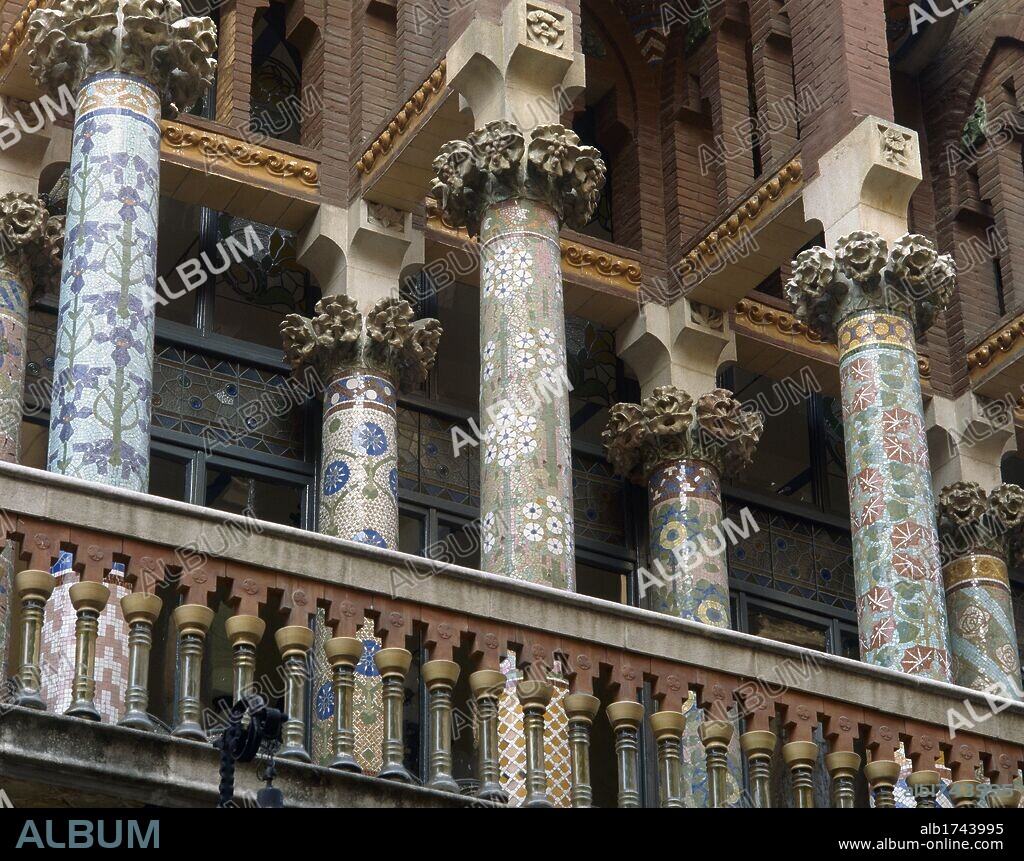 ARTE S. XIX. MODERNISMO. DOMENECH I MUNTANER, Lluis (Barcelona,1850-1923). Arquitecto catalán. PALAU DE LA MUSICA CATALANA (1905-1908). El edificio más innovador y sorprendente de Domènech i Muntaner. Detalle de las columnas exteriores revestidas de mosaico. BARCELONA. Cataluña.