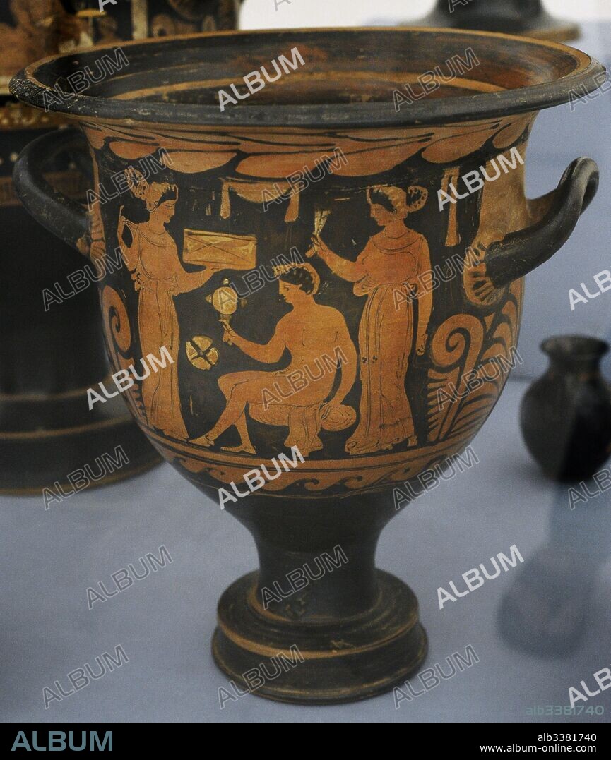 Crátera de campana de figuras rojas. En el centro, un joven mirándose en un espejo, flanqueado por dos mujeres con capa. Procede de Cumas. Atribuido al pintor APZ, hacia 320 a. C. Museo Arqueológico Nacional. Nápoles. Italia. Red-figure bell krater. At the centre, a young man looking himself in a mirror, flanked by two women wearing cloaks. From Cumae. Attributed to the APZ painter, ca.320 BC. Cumana Section. Archaeological Museum. Naples. Italy.