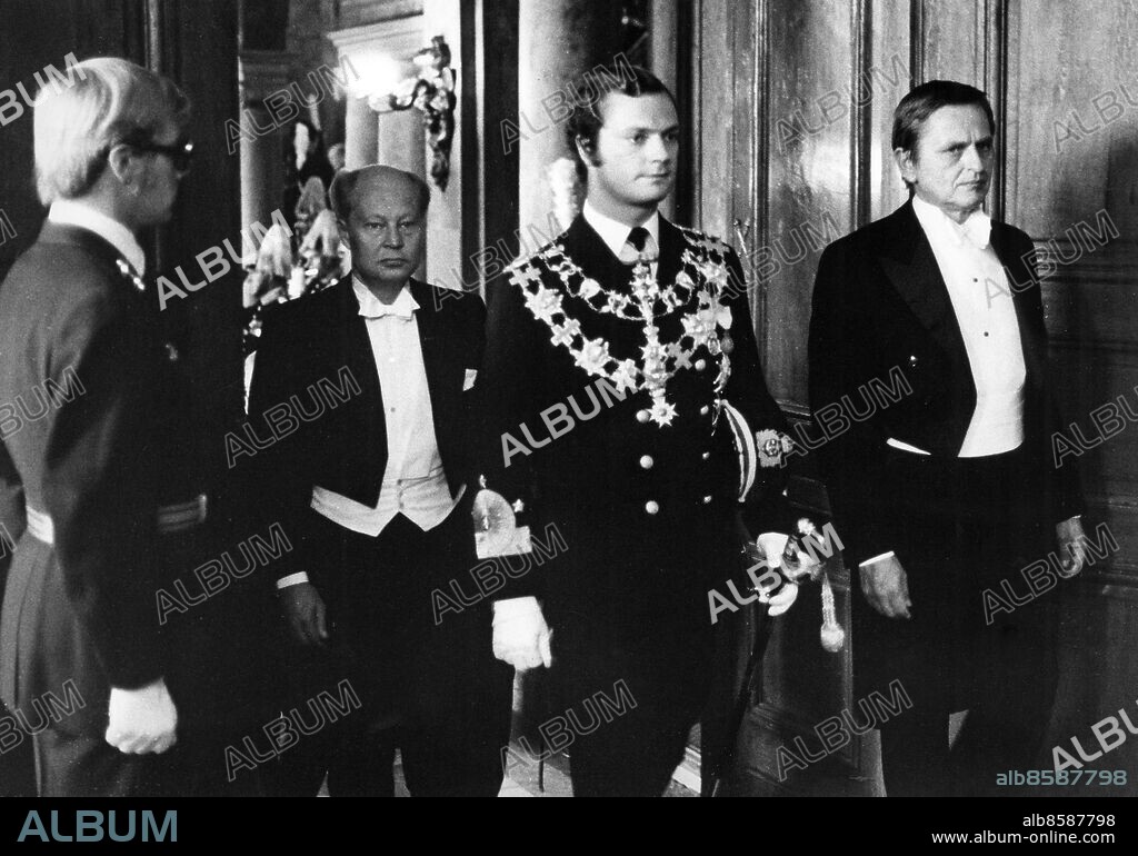 STOCKHOLM 1973-09-19.. Krister Wickman (2:a frv), politiker (socialdemokrat), utrikesminister, Kung Carl XVI Gustaf (2:a frh) och Olof Palme (th), politiker (socialdemokrat), statsminister 1969-1976 och 1982-1986, i samband med kungens trontillträde. Foto: TV-nytt / SVT / Kod: 5600. Mapp: Bilder från Aktuellt.