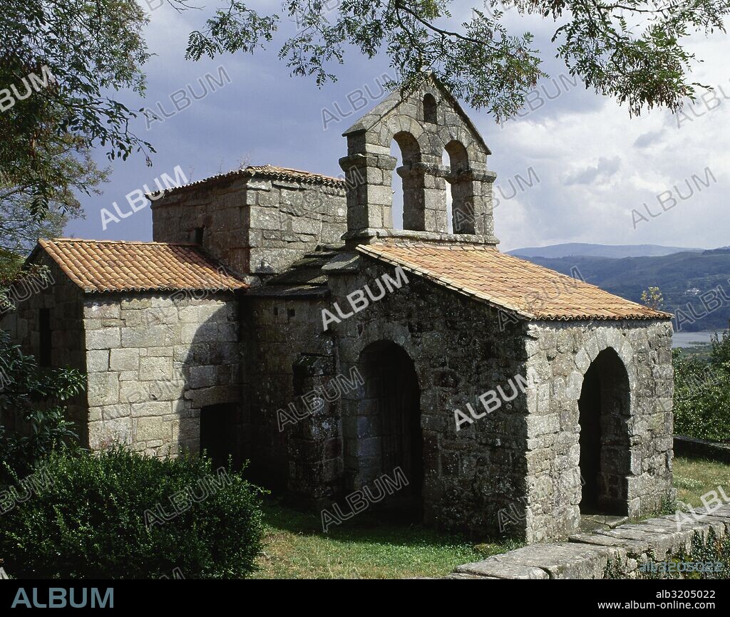 ARTE VISIGOTICO. IGLESIA DE SANTA COMBA DE BANDE. Templo visigótico que data del siglo VII. De planta de cruz griega y ábside cuadrado. La espadaña-campanario es de época posterior. Bande. Provincia de Ourense. Galicia. España.