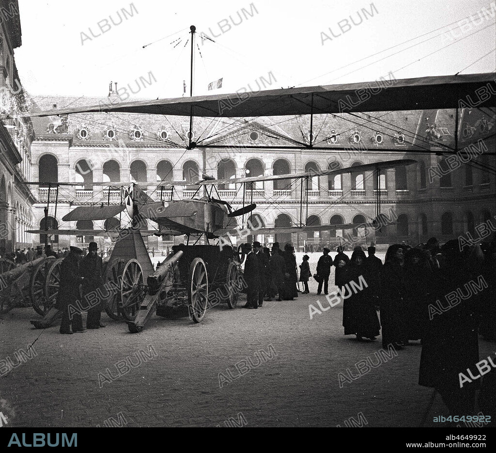 Avion Aviatik (allemand), exposition de trophees dans la cour des Invalides, a Paris pendant la guerre de 1914-1918. Photographie d'amateur en 1915. Credit : Jean Vigne/KHARBINE-TAPABOR.