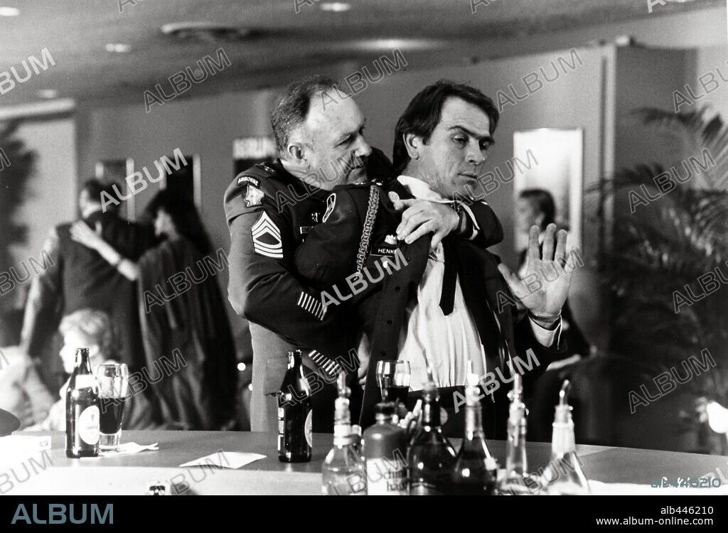 GENE HACKMAN y TOMMY LEE JONES en A LA CAZA DEL LOBO ROJO, 1989 (THE PACKAGE), dirigida por ANDREW DAVIS. Copyright ORION PICTURES.