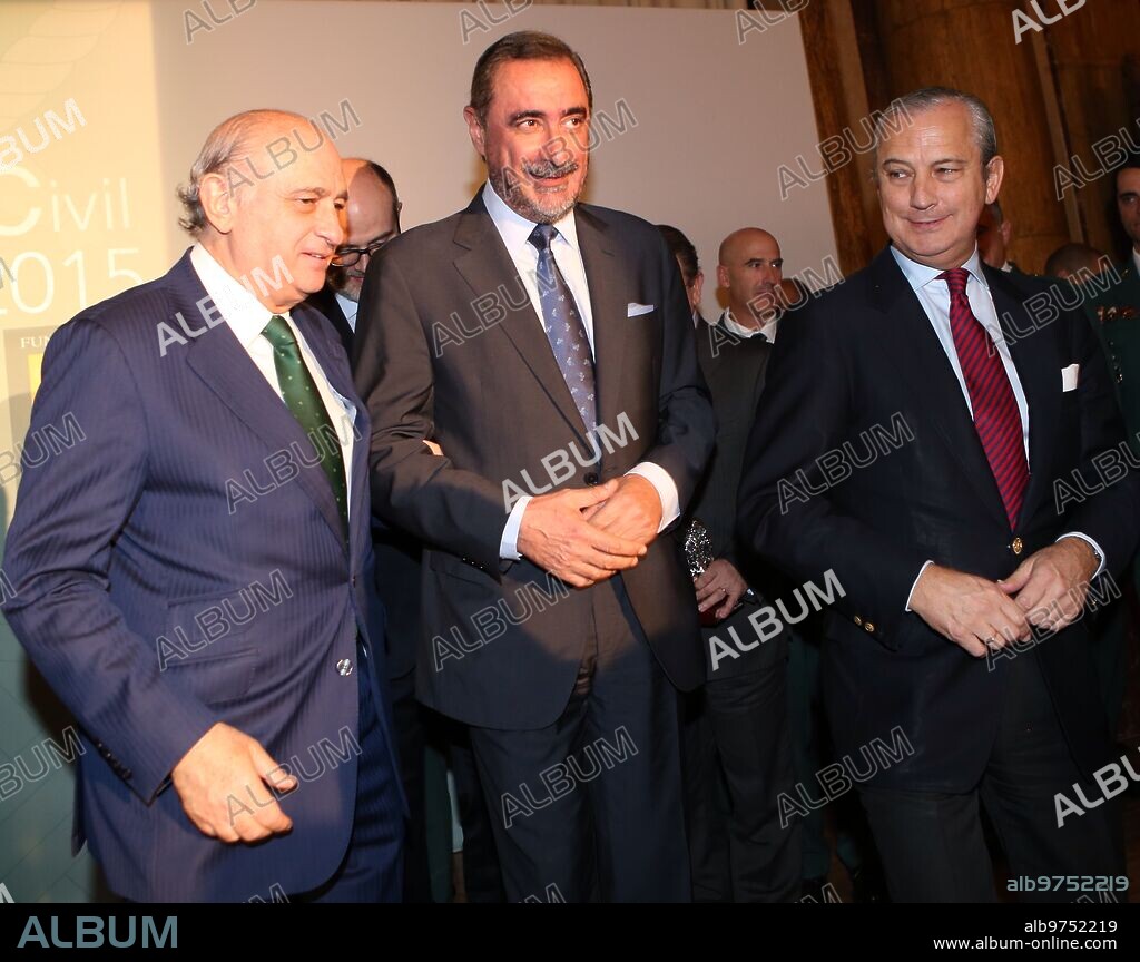 Madrid, 02/12/2015. Entrega de los premios periodísticos de la Guardia Civil. En la imagen, Carlos Herrera, Jorge Fernández Díaz y Arsenio Fernández de Mesa. Foto: Ernesto Agudo ARCHDC.