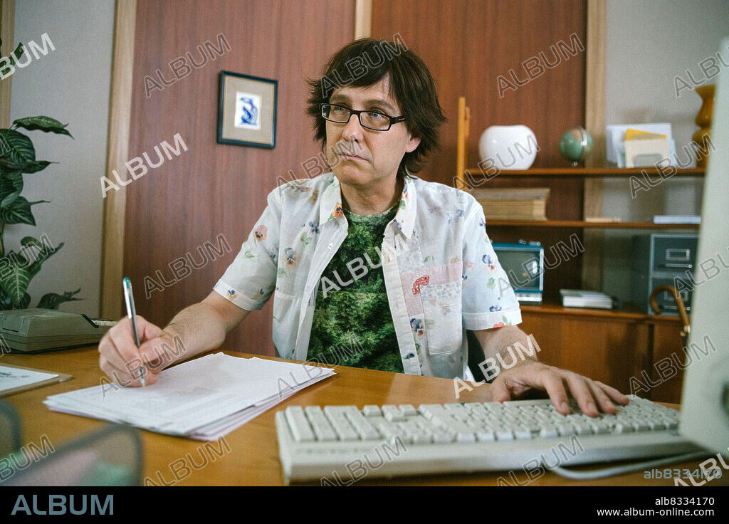 ALEX O'DOGHERTY en CAMERA CAFE, LA PELICULA, 2022, dirigida por ERNESTO SEVILLA. Copyright Pólvora Films / Estela Films / Movistar Plus+.