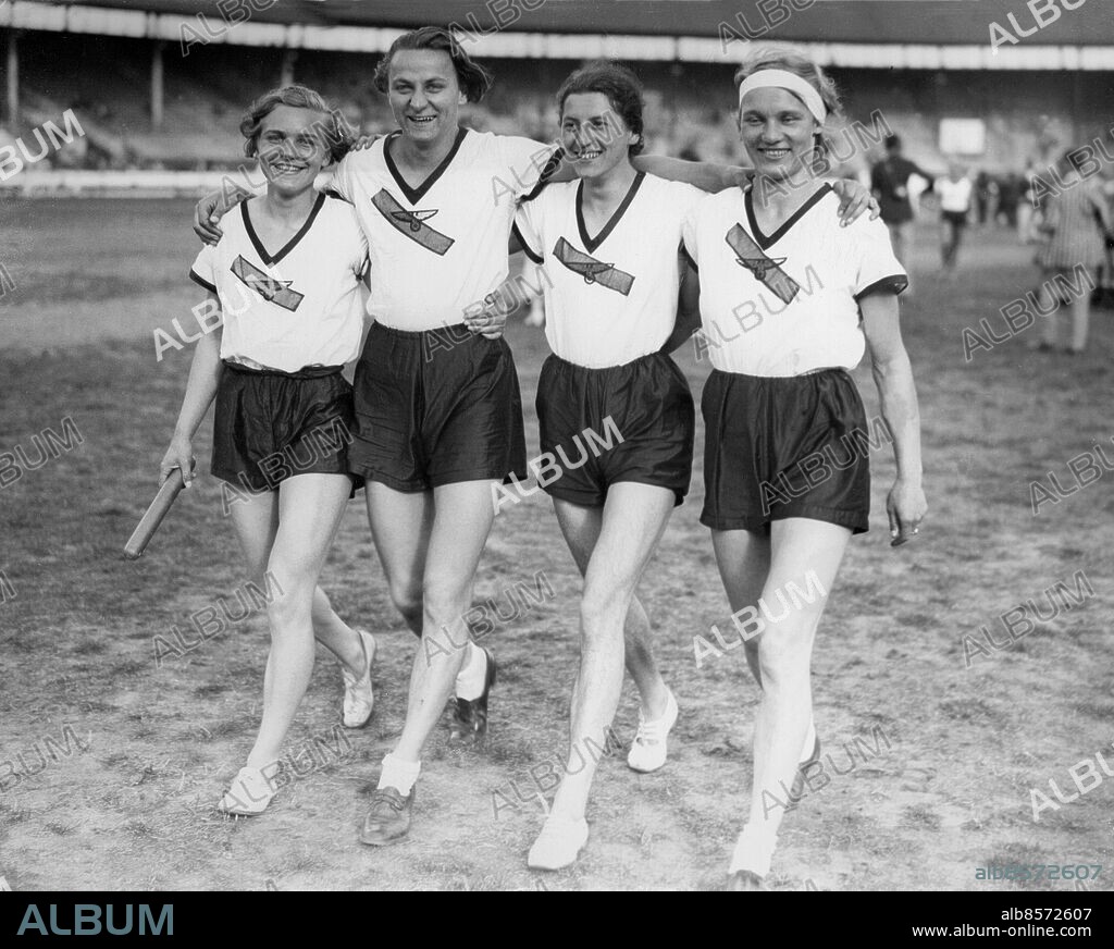LONDON 1934-08-11 Orig. bildtext... THE VICTORIOUS GERMAN RELAY TEAM. WOMEN'S WORLD GAMES AT WHITE CITY. O.P.S. the German team photographed after their victory in the relay. Foto: AB Text & Bilder / SVT / Kod: 5600 . Anm. Damolympiaden 1934 Internationella kvinnospelen Kvartett Stafettlag Stafett Segrare Vinnare Jämförelser Sorgband för rikspresident Paul von Hindenburg som dog 2 augusti 1934 Tvåa fr v: Käthe Krauss, trea fr v: Marie Dollinger CD315 persons: MARGARETE KUHLMANN;SELMA GRIEME;MARIE DOLLINGER;KÄTHE KRAUSS sites: STORBRITANNIEN;LONDON;TYSKLAND*.