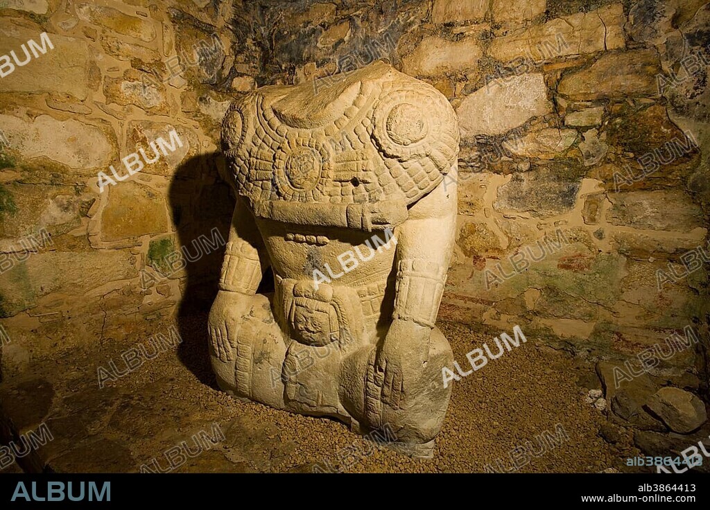 Maya statue inside Royal Palace, ancient Maya city Yaxchilán, Frontera Corozal, Chiapas, Mexico