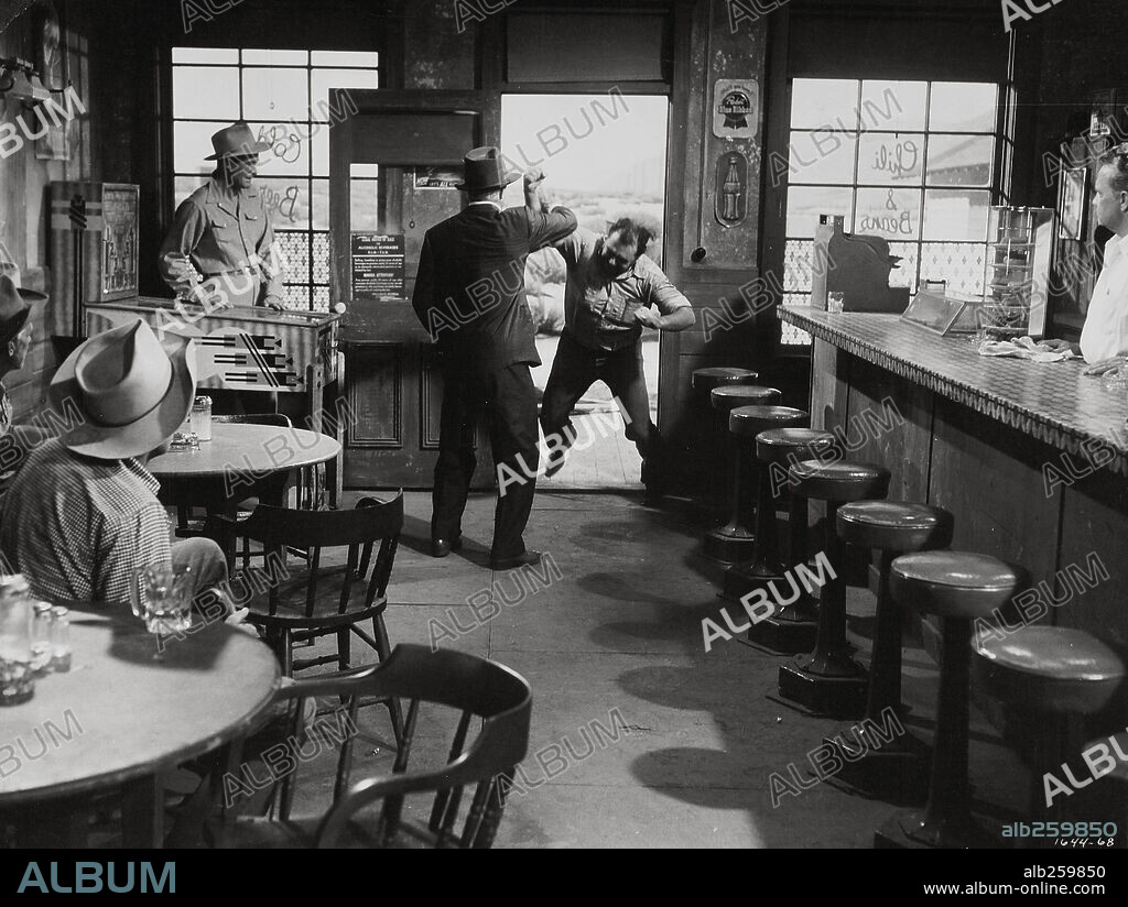 SPENCER TRACY en CONSPIRACIÓN DE SILENCIO, 1955 (BAD DAY AT BLACK ROCK), dirigida por JOHN STURGES. Copyright M.G.M.