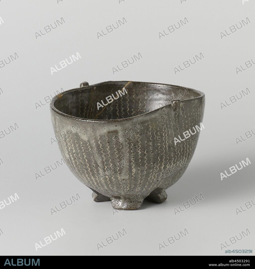 Tea bowl with flowers and waving lines, Tea bowl made of stoneware in marigata shape, covered with a gray glaze. The inside and outside wall with incised, wavy lines. Flowers incised on the bottom. The embossed decoration is filled in with white sludge (mishima technique). Six proen on the bottom. Bowl has been broken and repaired with gold lacquer. Shino., anonymous, Japan, c. 1700 - c. 1799, Edo-period (1600-1868), stoneware, glaze, vitrification, h 9.9 cm l 14.6 cm × w 11.2 cm d 6.7 cm.
