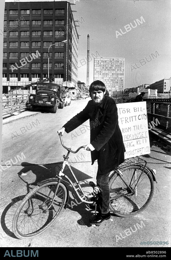 Arkiv 19700511 - "Alternativ stad".. Einar Herlitz är en av dem som kämpat hårdast för att rädda Brunkebergs torg från att bli en trafikkarusell. I morse" inspekterade" han torget, som nu bara är en stor trafikplats.. Foto: Jan Wirén Code: 48. COPYRIGHT SCANPIX SWEDEN.