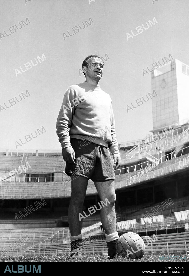 ALFREDO DI STEFANO in LA SAETA RUBIA, 1956, directed by JAVIER SETO. Copyright UNION FILMS.