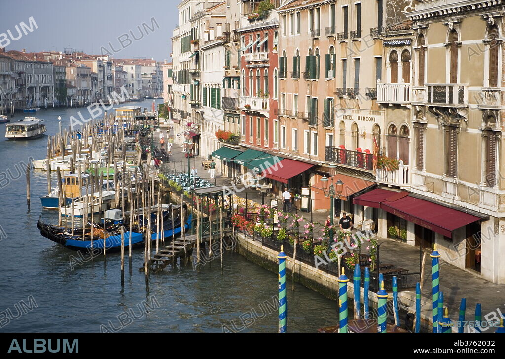 View of Grand Canal and Riva del Vin from Rialto Bridge, Venice, UNESCO World Heritage Site, Veneto, Italy, Europe.