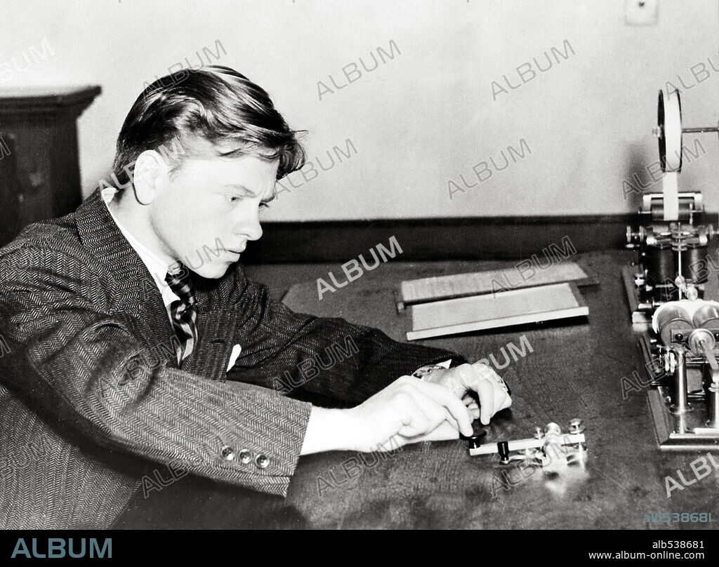 MICKEY ROONEY en EL JOVEN EDISON, 1940 (YOUNG TOM EDISON), dirigida por NORMAN TAUROG. Copyright M.G.M.