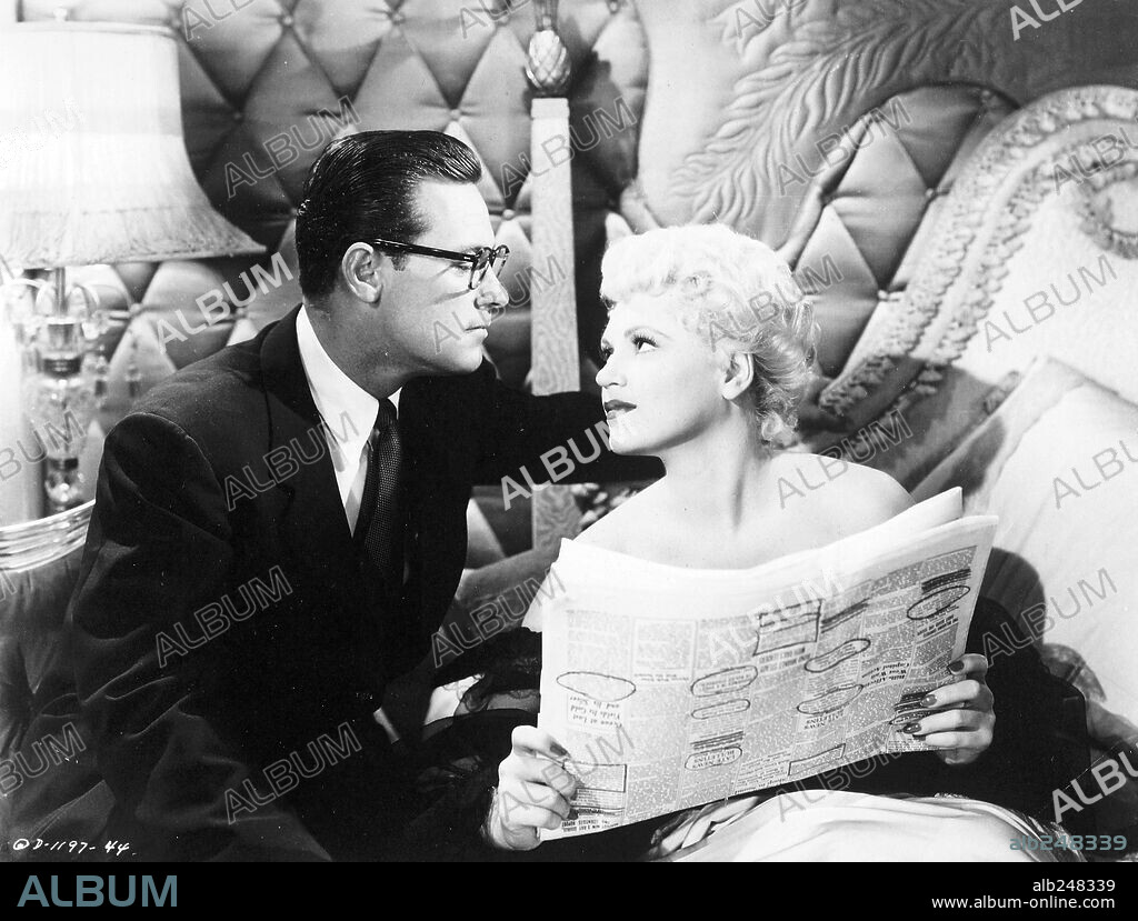 JUDY HOLLIDAY y WILLIAM HOLDEN en NACIDA AYER, 1950 (BORN YESTERDAY), dirigida por GEORGE CUKOR. Copyright COLUMBIA PICTURES.