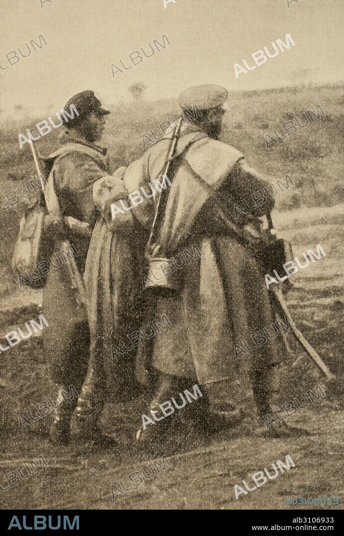 GUERRA RUSO-JAPONESA (1904-1905). Japón entró en guerra con Rusia con la finalidad de asegurarse intereses capitales en Corea y sur de Manchuria. "Episodio de una escaramuza en el Cha-Ho el 10 de diciembre. Soldados rusos llevando un compañero herido" (De Fotografía). La Ilustración Artística. Siglo XX.