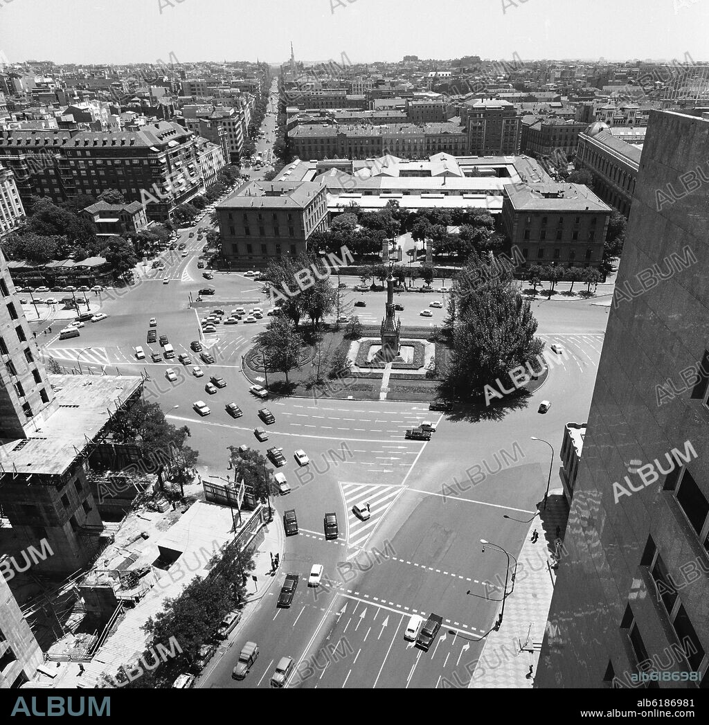 PLAZA DE COLON LA ANTIGUA REAL FABRICA DE LA MONEDA DESDE LA CALL GENOVA HACIA CALLE GOYA Y EL BARRIO DE SALAMANCA - FOTO ByN - AÑOS 60.